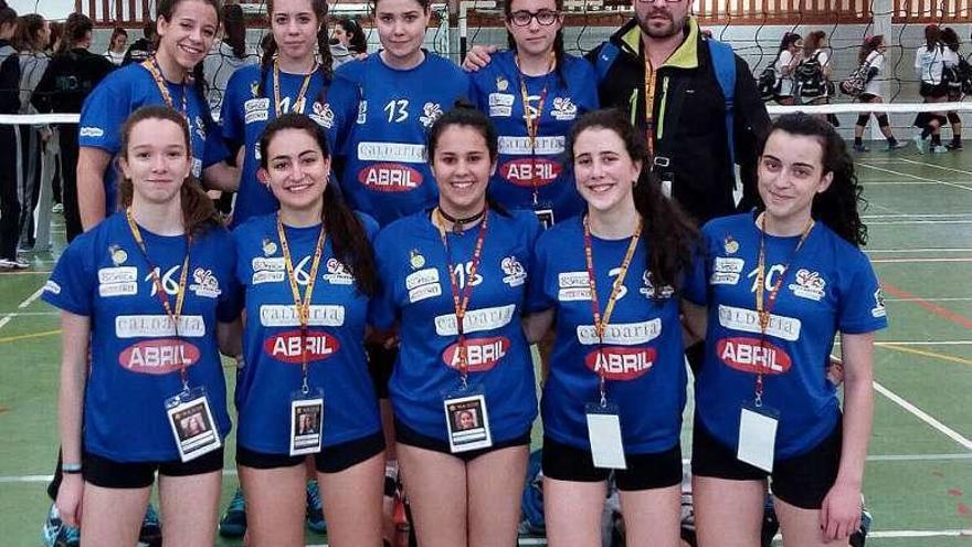 El equipo sub 17 del Club Voleibol Ourense. // FdV