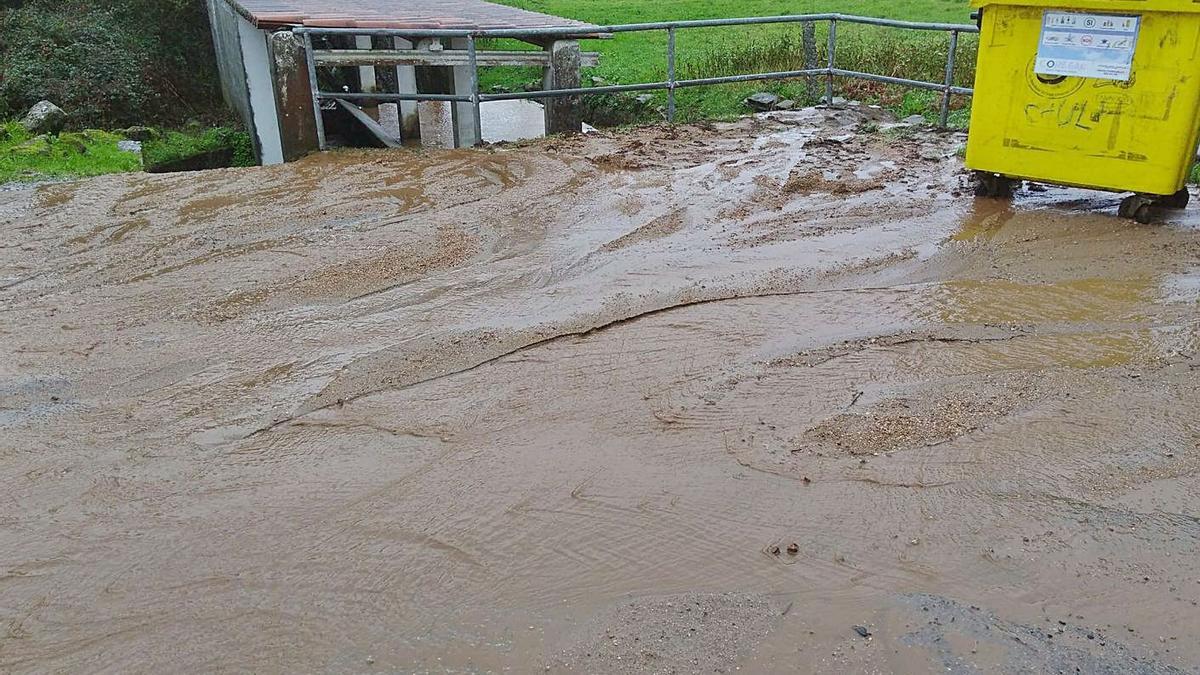 El barro del camino cubre también el lavadero que está al pie del río.   | // NOÉ PARGA