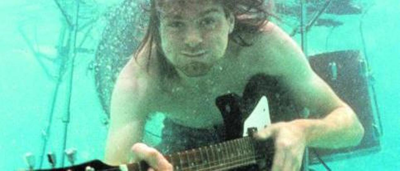 Kurt Cobain bucea con su guitarra emulando al niño que aparece en la portada del ‘Nevermind’. | FOTO DE ALEX