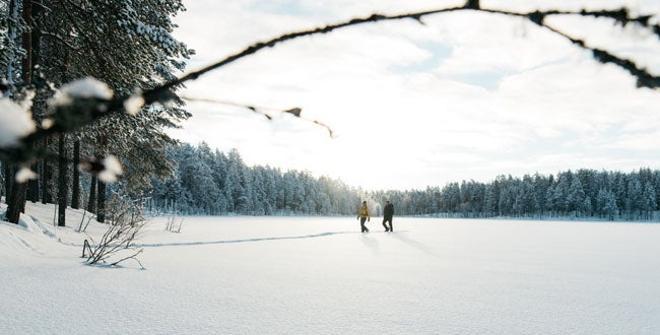Paseo sobre la nieve en el parque nacional de Rokua, en Finlandia