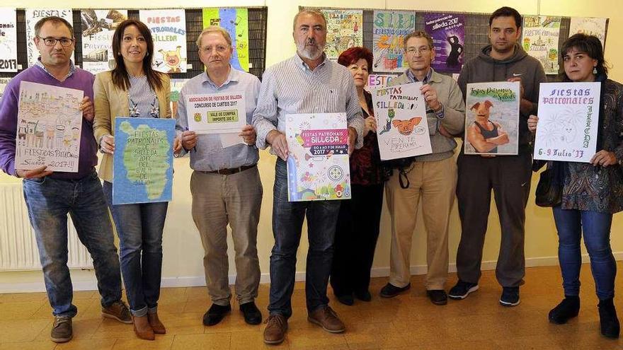 El jurado posa con el cartel ganador y los finalistas. // Bernabé/Javier Lalín