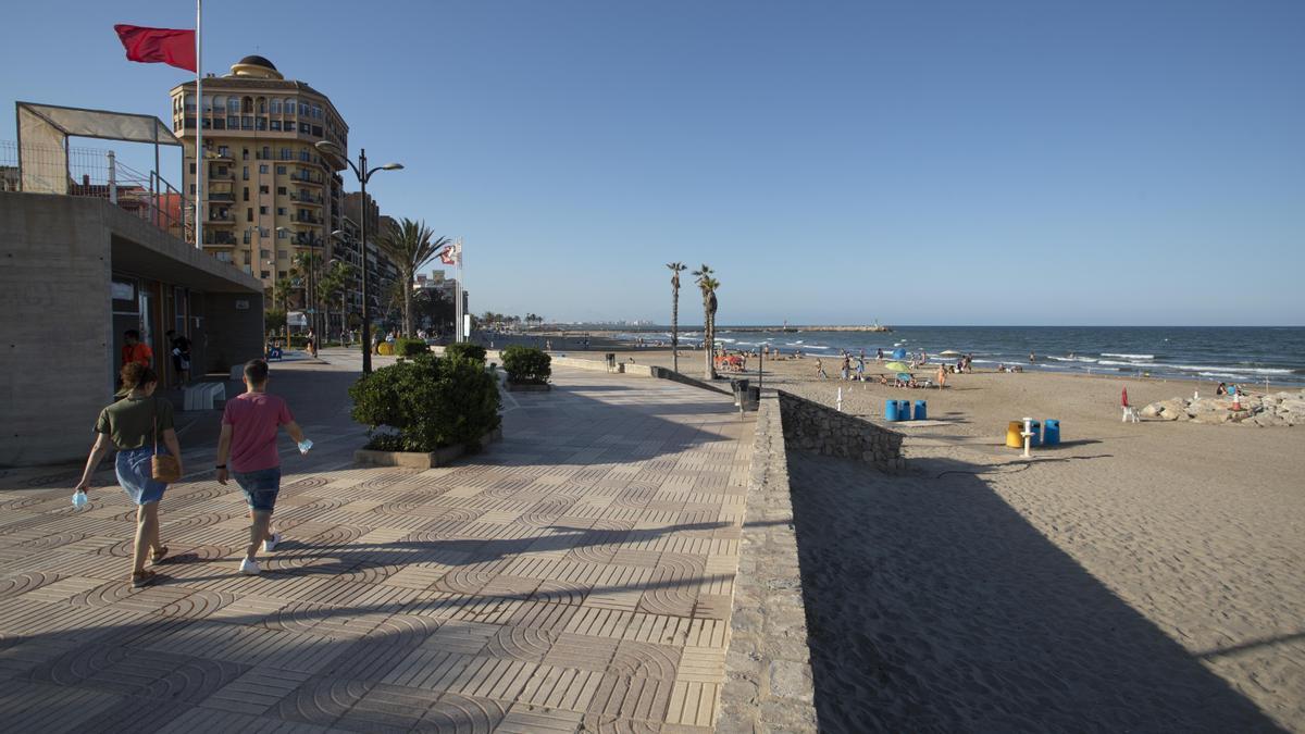 La bandera roja ondeaba ayer en la playa de Port Saplaya