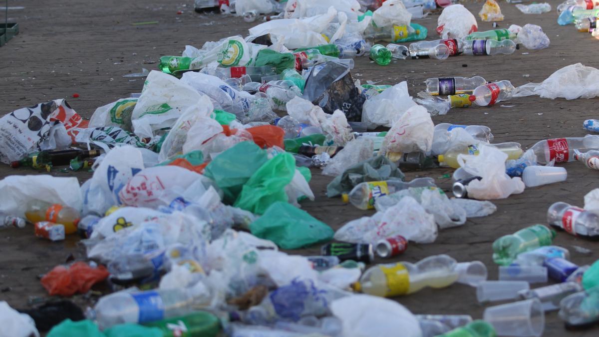 Basura acumulada en un botellón, en una imagen de archivo.