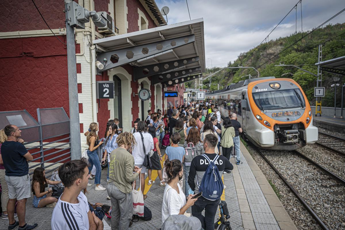 Empieza el corte de tren de la R-2 Nord y el R11. Los trenes se detienen en Montcada, pasajeros van andando a la otra línea (Montcada-Manresa), para llegar a Barcelona