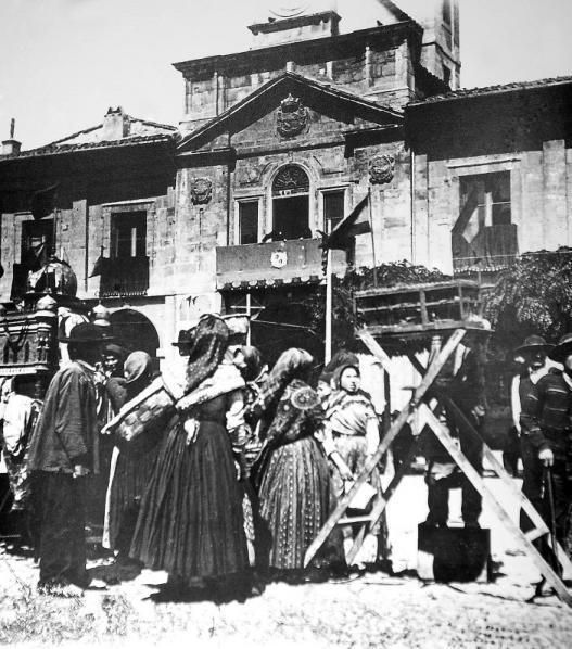 A la izquierda, un día de mercado en El Parche; a la derecha, un carruaje de caballos circula por El Parche en dirección a la actual calle Ruiz Gómez. | Archivo de Nardo Villaboy