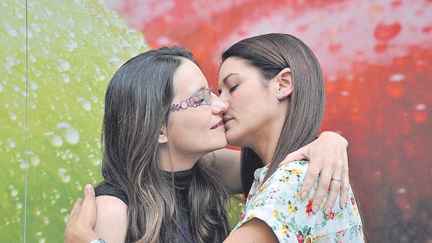 El beso de Oltra y Mollà en apoyo del   colectivo gay en 2014.