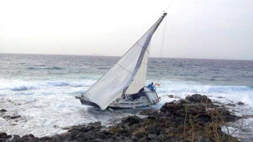 Un velero encalla en la costa de Playa Blanca, en Lanzarote