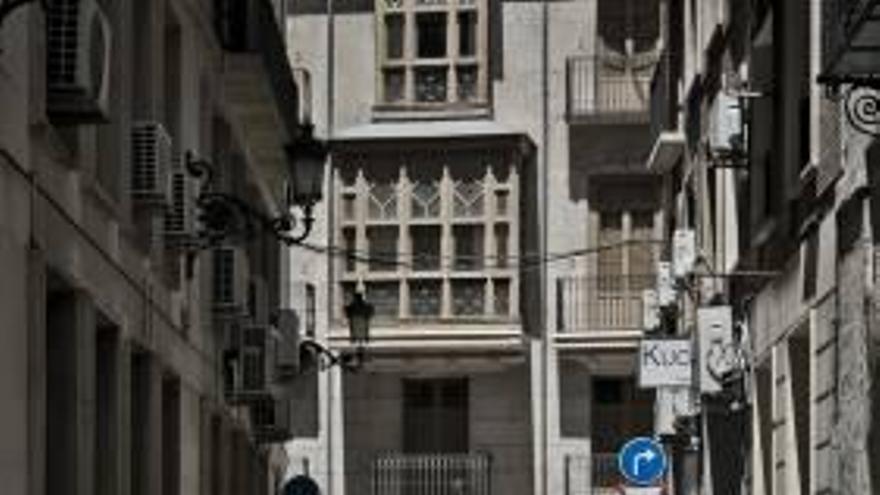 Turistas arrastran sus maletas en busca de un hotel en el casco antiguo de Alicante