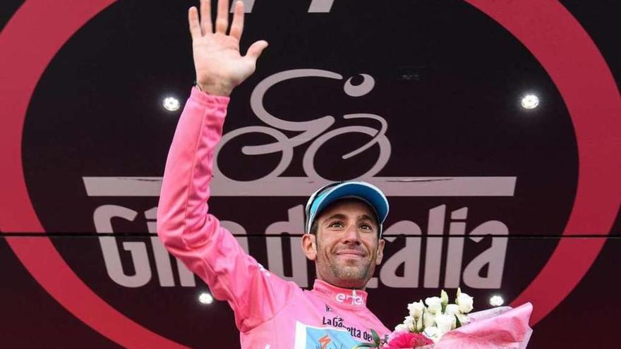 Vincenzo Nibali saluda desde el podio tras conseguir el maillot rosa en la vigésima etapa del Giro de Italia.