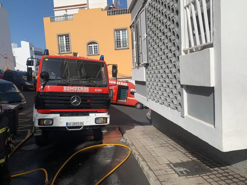 Los bomberos actúan sobre el incendio de la calle Hermano Ángel Mur.