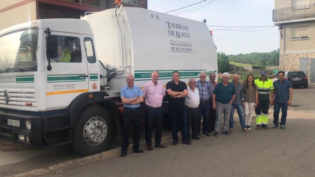 Miembros de la Mancomunidad “Tierras de Aliste” en el momento de la recepción del nuevo     vehículo de limpieza de contenedores. | Ch. S. 