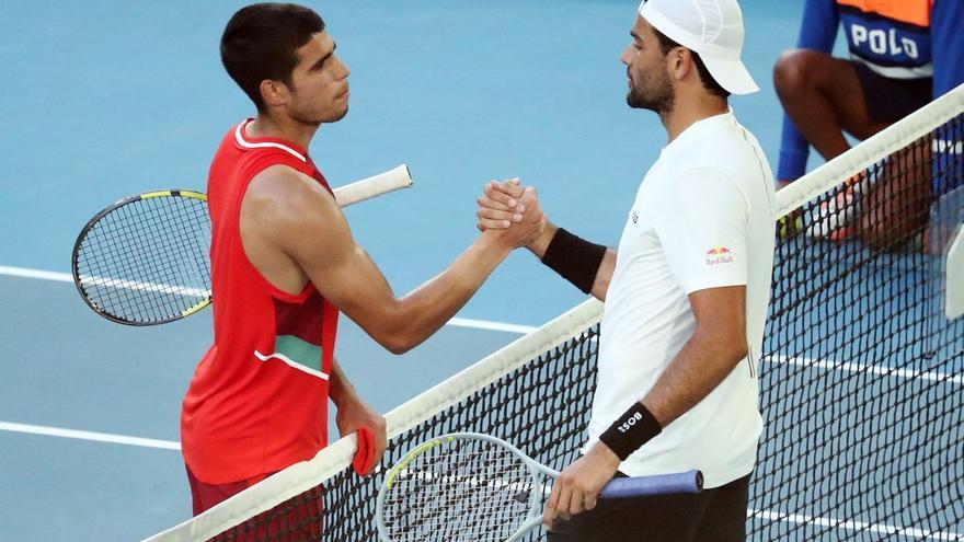 Carlos Alcaraz saluda a Matteo Berrettini al final del partido. | EFE/JASON O’BRIEN