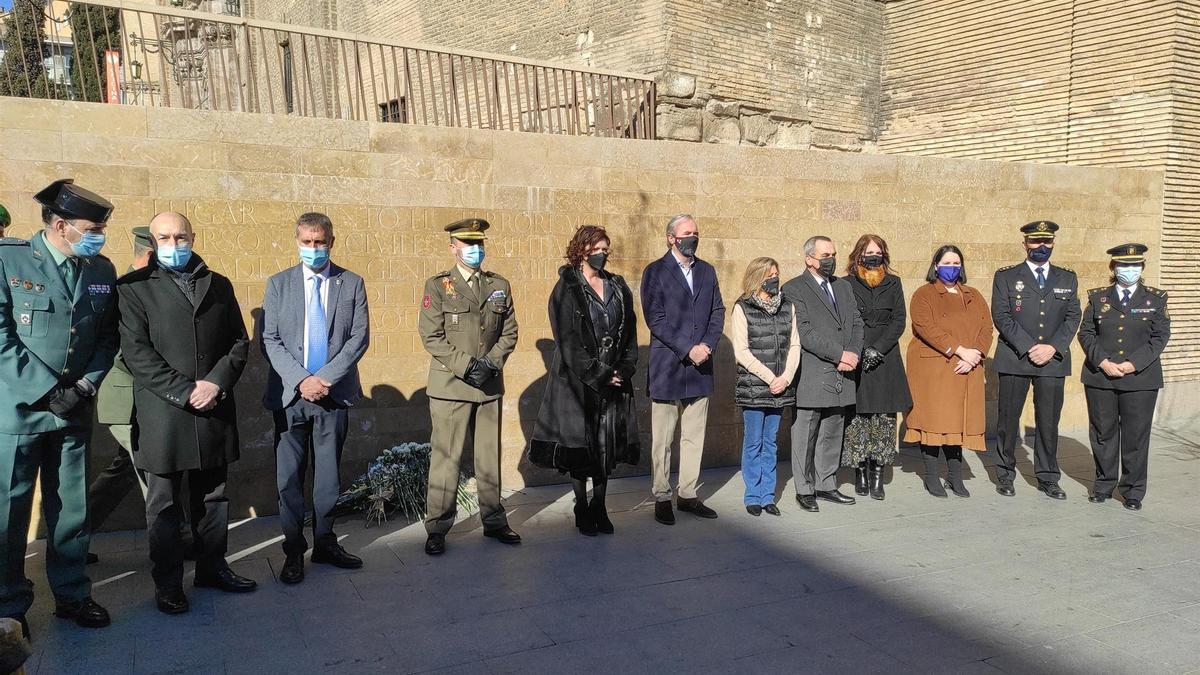 Representantes institucionales en el acto de homenaje del 35 aniversario del atentado terrorista en San Juan de los Panetes (Zaragoza)