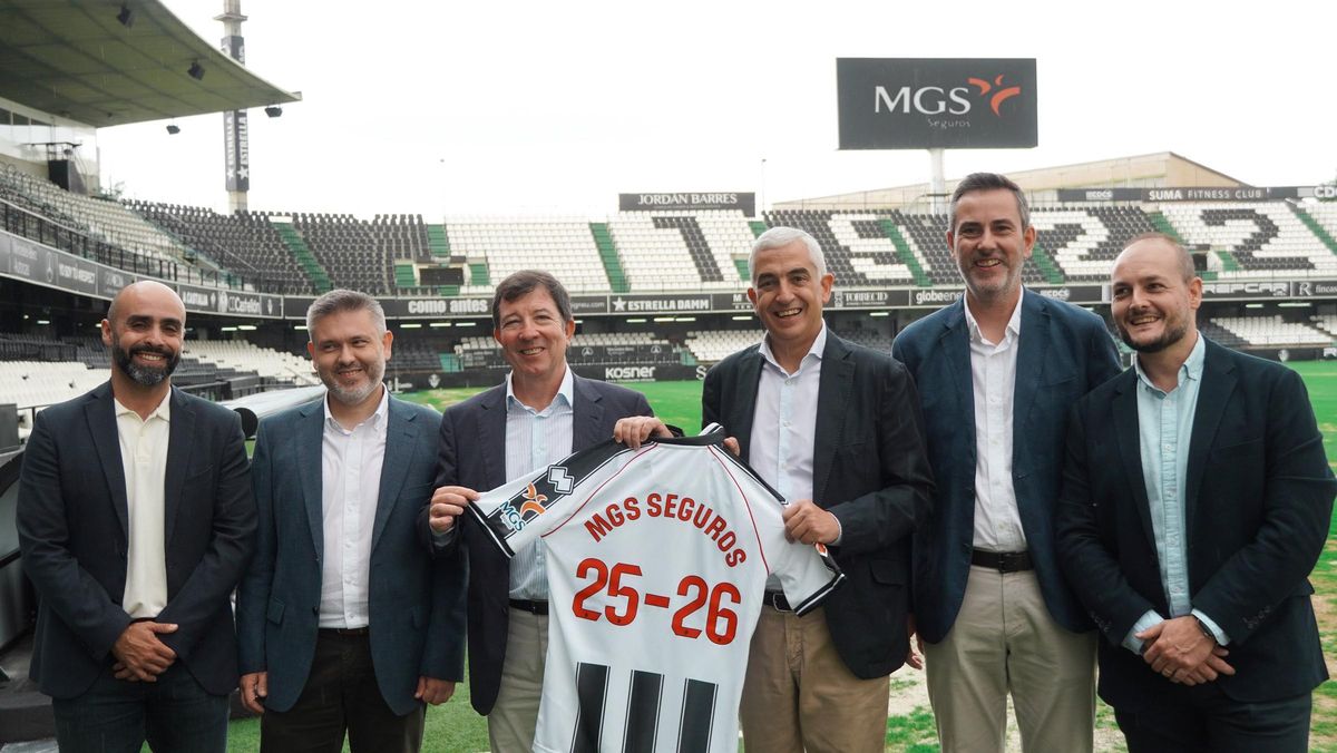 Directivos de la aseguradora MGS en el césped del SkyFi Castalia.