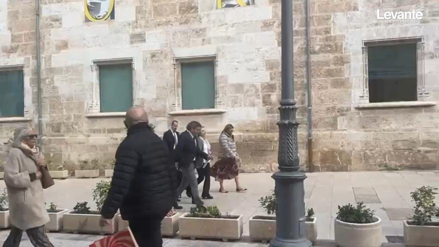 El expresident de la Generalitat, Carlos Mazón, sale de las Corts tras la toma de posesión de Pérez Llorca