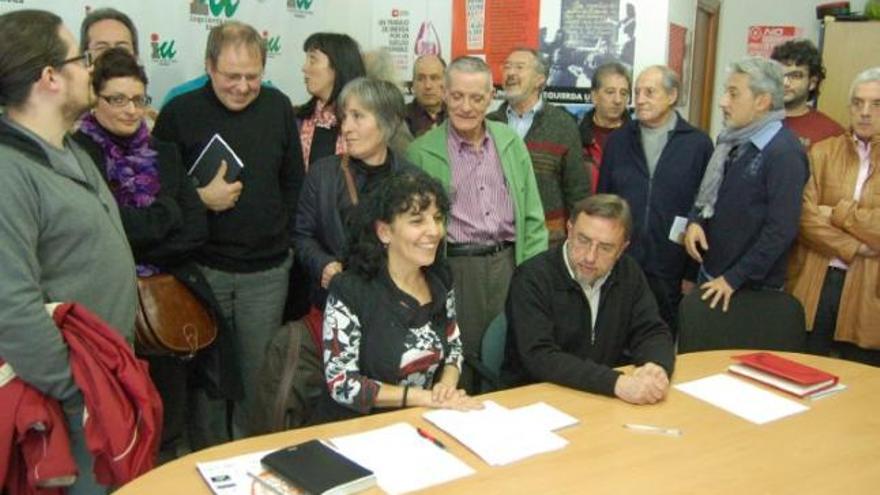 Laura Rivera, candidata a la Alcaldía de Zamora por IU, y Santiago Fernández, a las Cortes, rodeados de militantes.