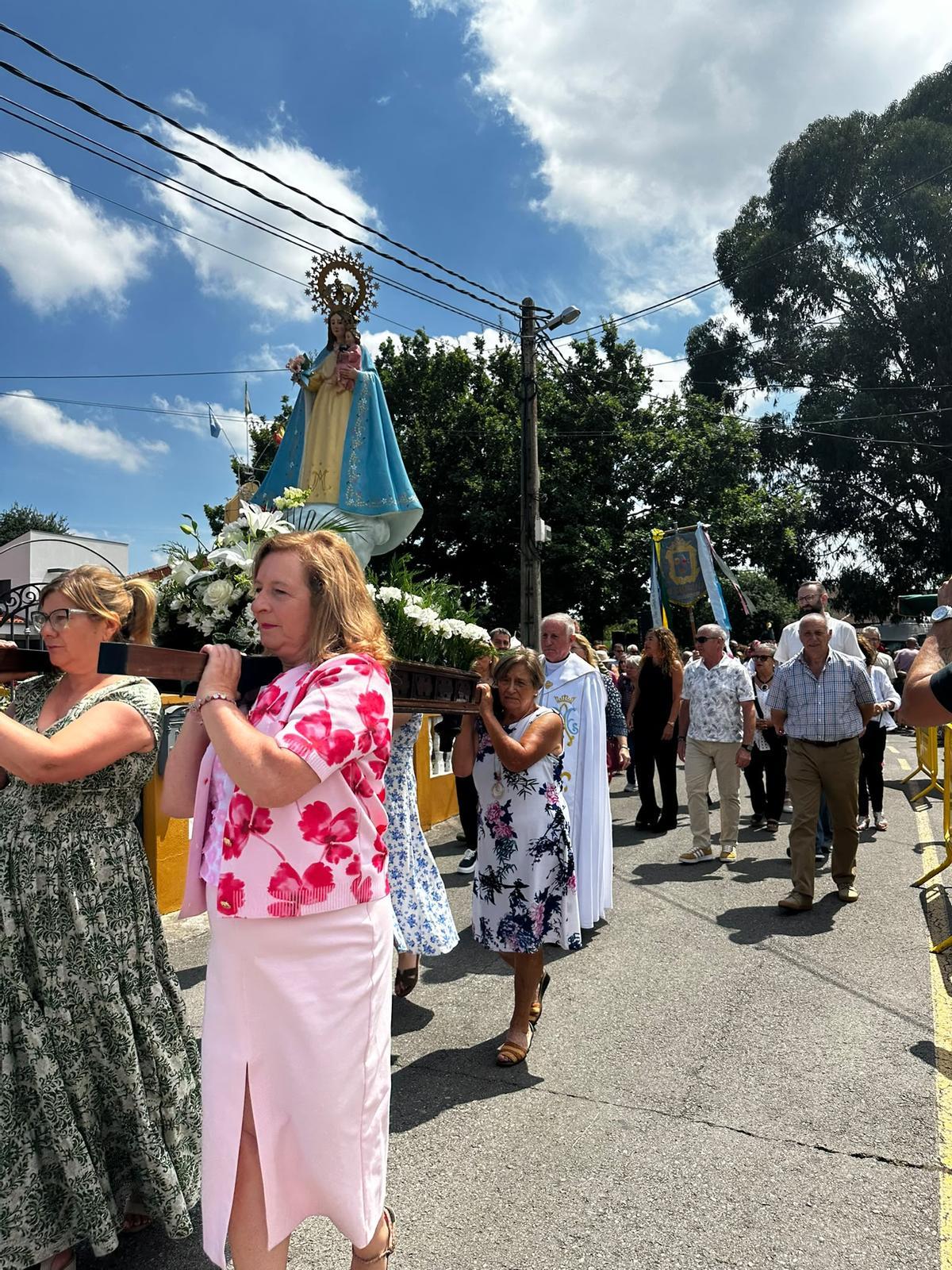 La cita religiosa en El Carbayu, en imágenes