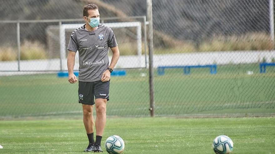 Baraja vestido de corto sobre el césped de El Mundialito.