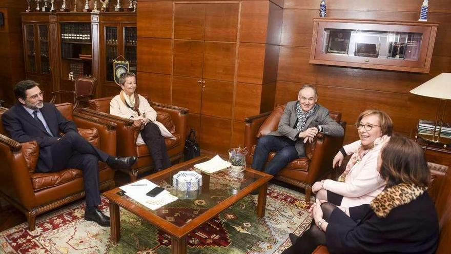 Miguel Lorenzo, en el centro, con la comisión de mediación del Colegio de Abogados.