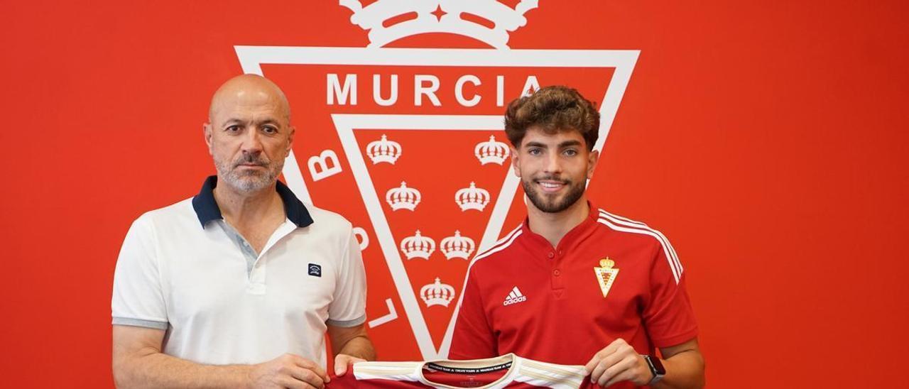 Manolo Molina posa con el nuevo fichaje el Real Murcia, Javier Rueda