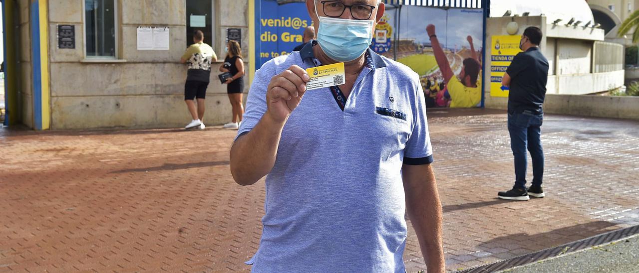 Antonio Hernández, abonado de la UD Las Palmas, en la mañana del viernes al retirar su carné en las taquillas del Estadio de Gran Canaria.  | | ANDRÉS CRUZ