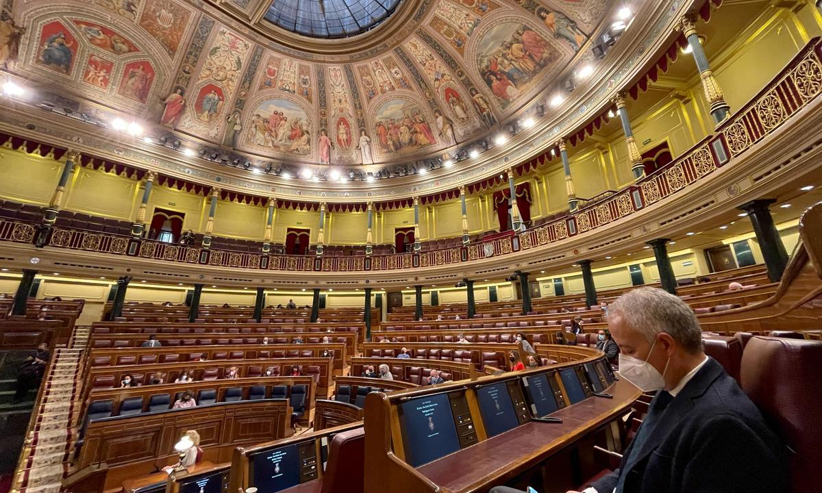 En primer plano un diputado con mascarilla en el hemiciclo del Congreso de los Diputados en la sesión de control al Gobierno.