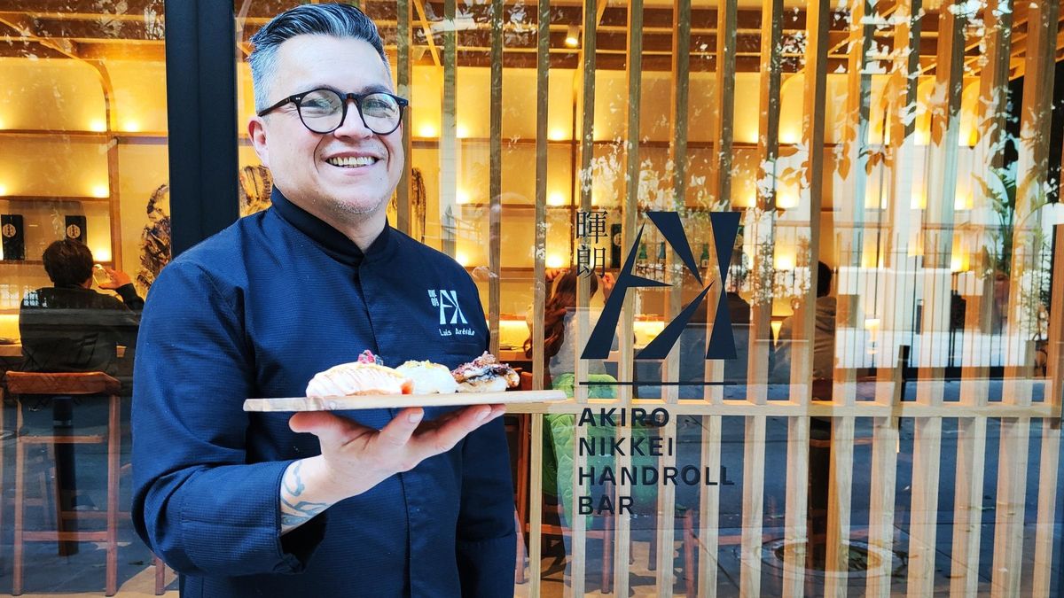 Luis Arévalo, frente al restaurante Akiro Barcelona.