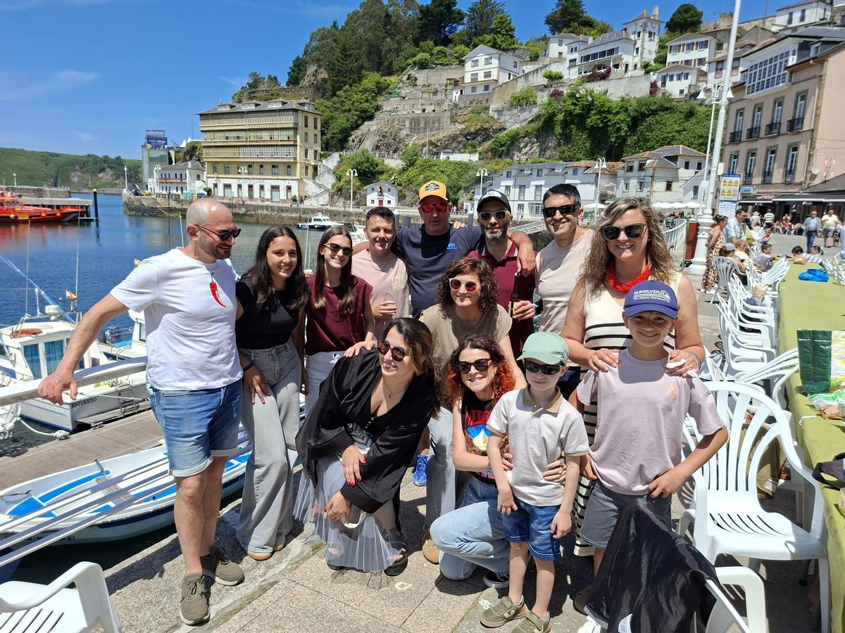 En imágenes: el muelle de Luarca es un hervidero para celebrar su comida en la calle