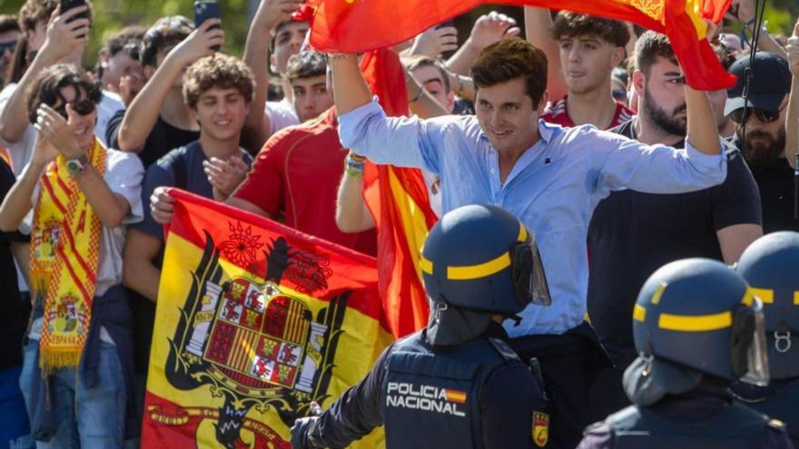 L’ultra Vito Quiles amb joves amb banderes franquistes a Alacant.