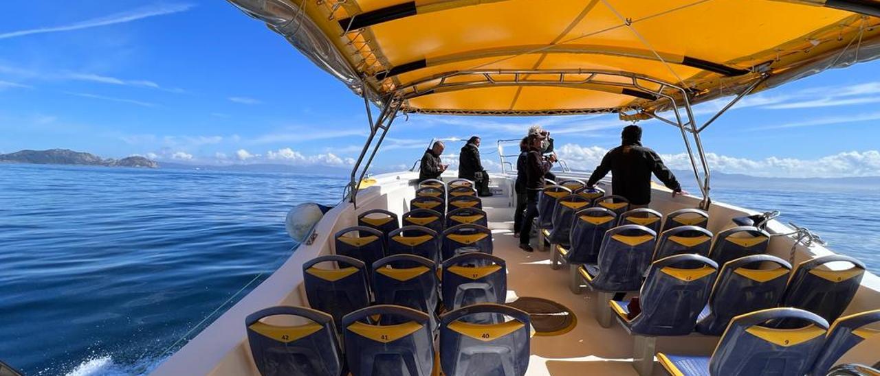 Los investigadores utilizan la lancha rápida &quot;Albatros&quot;, de Cruceros del Ulla Turimares, para moverse frente a las Rías Baixas en busca de pardelas baleares.