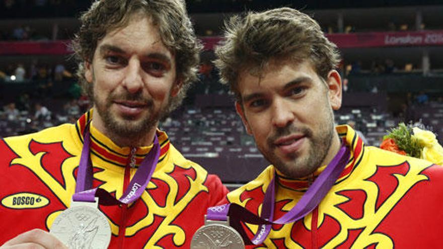 Los Gasol, con la medalla de plata de Londres 2012.