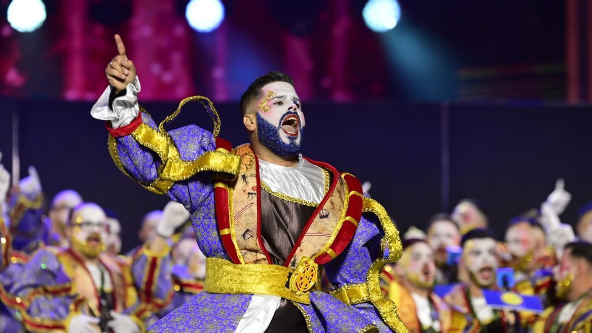 Las murgas parten la tarta del 50 cumpleaños del Carnaval en una noche de altibajos
