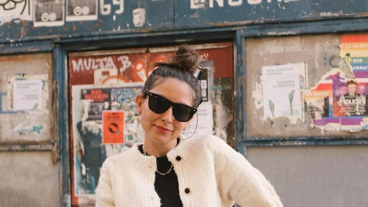 El look de la 'influencer' y estilista Erea Louro con cárdigan y pantalones vaqueros