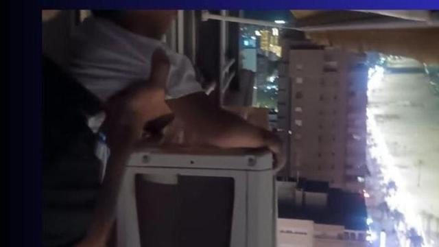 La Policía rescata a un niño que estaba sobre un aire acondicionado en un piso 21 y detiene al padre.