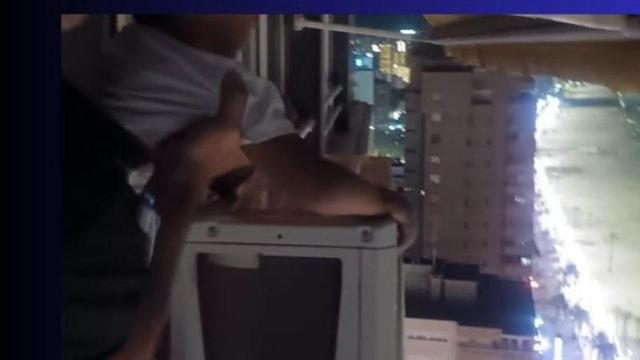 La Policía rescata a un niño que estaba sobre un aire acondicionado en un piso 21 y detiene al padre.
