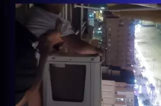 La Policía rescata a un niño que estaba sobre un aire acondicionado en un piso 21 de Benidorm y detiene al padre
