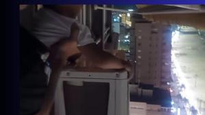 La policia rescata un nen que era damunt d'un aparell d'aire condicionat en un 21è pis de Benidorm i deté el  pare