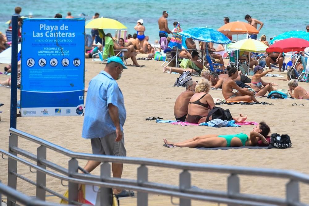 Las mascarillas invaden Las Canteras