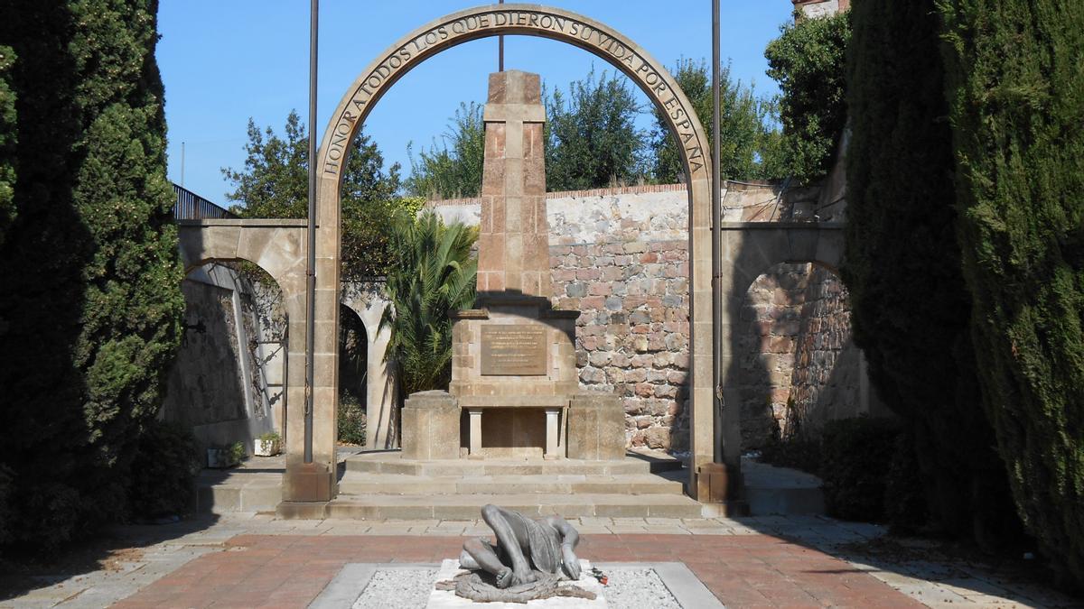 Barcelona comença a retirar el monument als caiguts del castell de Montjuïc