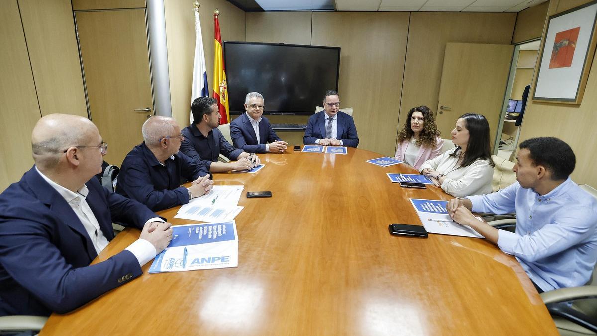 Mesa de negociación entre la Consejería de Educación, Formación Profesional, Actividad Física y Deportes del Gobierno de Canarias y representantes de las diferentes organizaciones sindicales