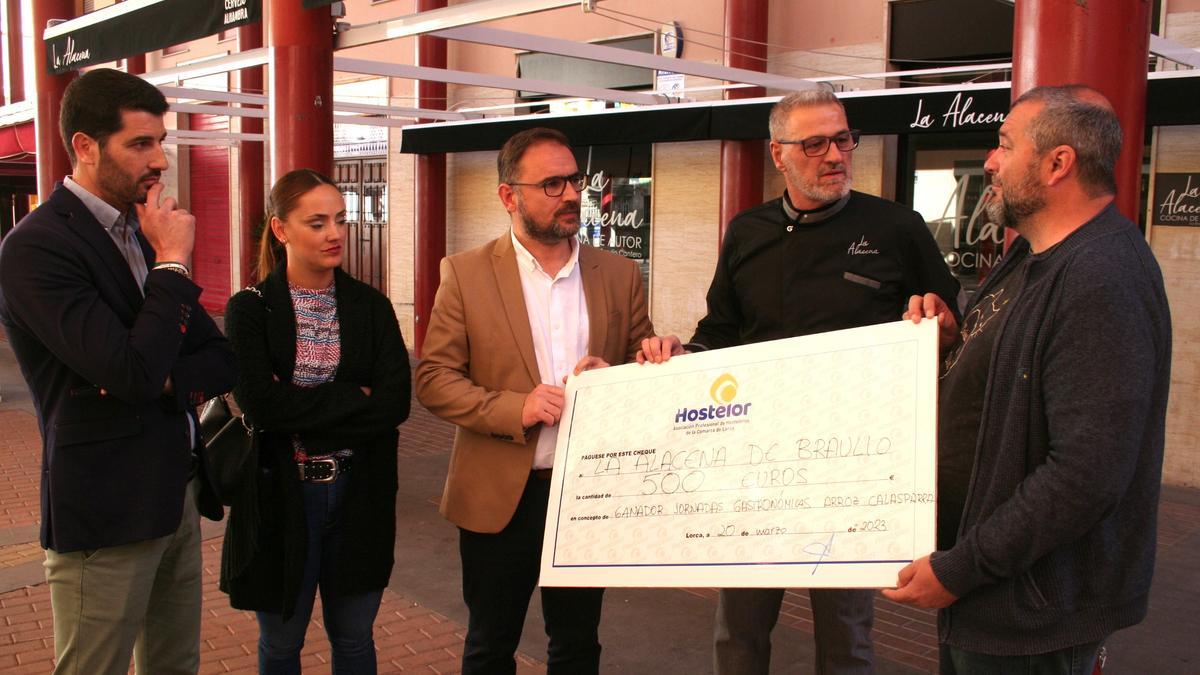 Jesús Abellaneda, Irene Jódar, Diego José Mateos, Braulio Cantero y Rafael Pérez, a las puertas del Restaurante La Alacena.