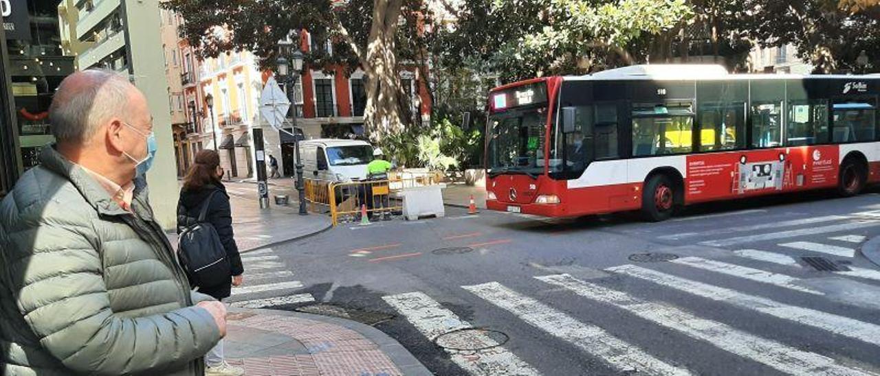 Manuel Martínez, concejal socialista, observa un autobús público.