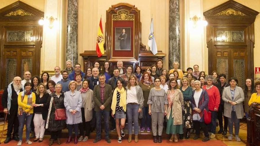 Los asistentes a la primera reunión del Consello Social, ayer, en el salón de plenos.