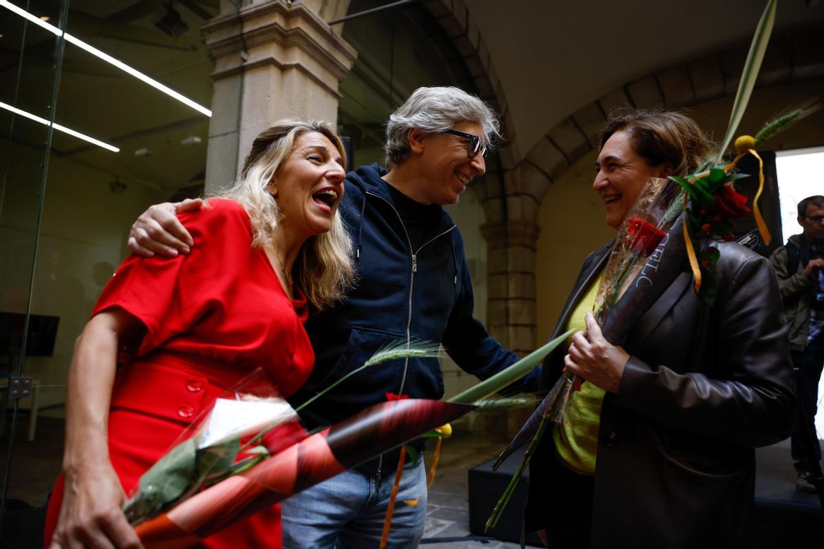 Yolanda Díaz, el escritor y director David Trueba, y Ada Colau, en el desayuno de escritores del ayuntamiento de Barcelona.