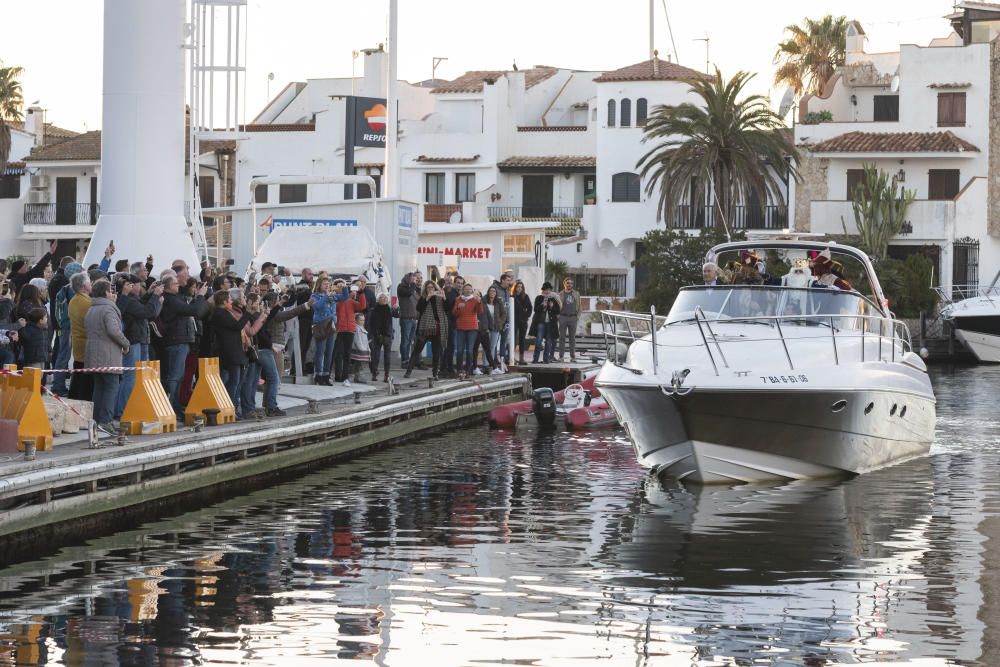 Els Tres Reis van arribar en barca a Empuriabrava