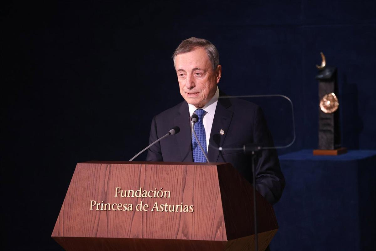Mario Draghi, Premio Princesa de Asturias de Cooperación Internacional 2025, durante la ceremonia de los Premios Princesa de Asturias 2025 celebrados en el Teatro Campoamor, a 24 de octubre de 2025, en Oviedo (España).