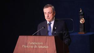 Mario Draghi, Premio Princesa de Asturias de Cooperación Internacional 2025, durante la ceremonia de los Premios Princesa de Asturias 2025 celebrados en el Teatro Campoamor, a 24 de octubre de 2025, en Oviedo (España).