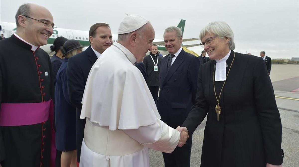 bgasulla36110562 pope francis is welcomed by lutheran archbishop antje jackel161031130653