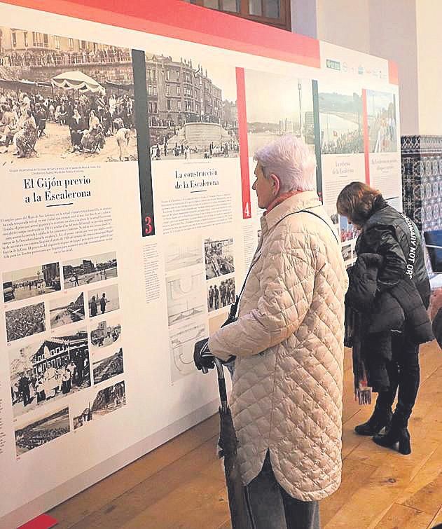 Visitantes en la exposición "Guardianes del tiempo" organizada por LA NUEVA ESPAÑA