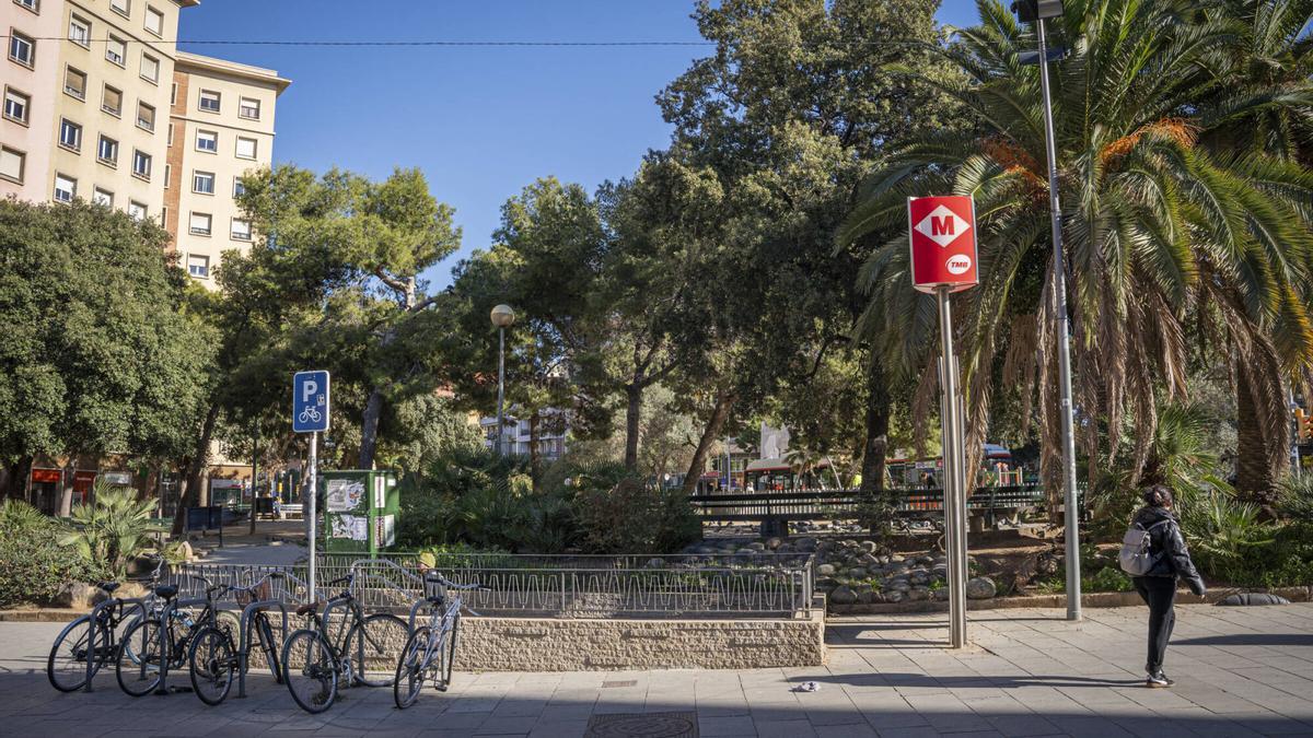 Boca de acceso del metro en la plaza de Sants de Barcelona, este noviembre